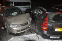  بالصور: إصابة 7 أشخاص بحادث طرق بين مركبتين في شارع 443 بمدينة اللد 